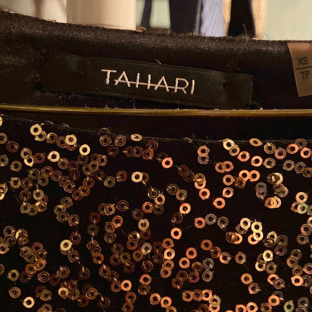 A classic yet vintage dress. No flaws. - Picture 7 of 11